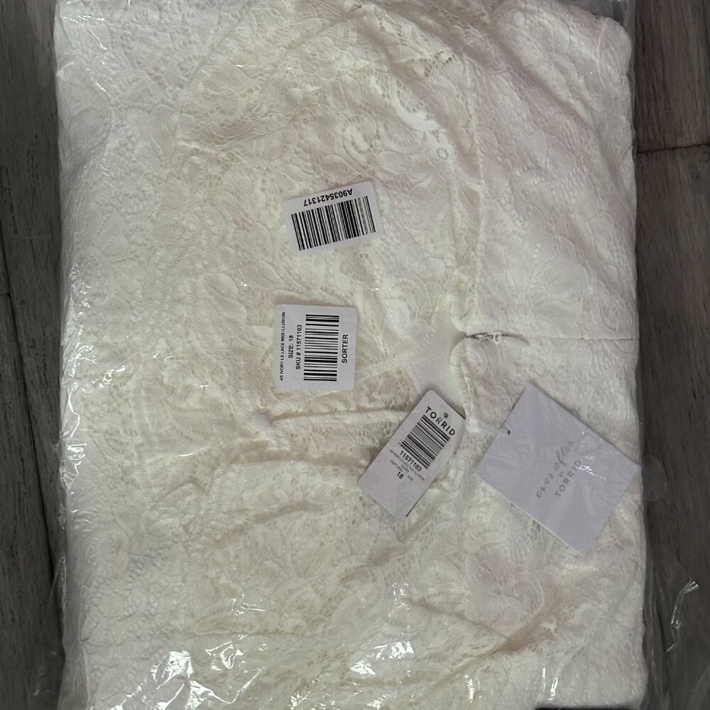 Plus Size Torrid Ivory Lace Tea-Length Wedding Dress Size 24 and Size 18 - Picture 10 of 13
